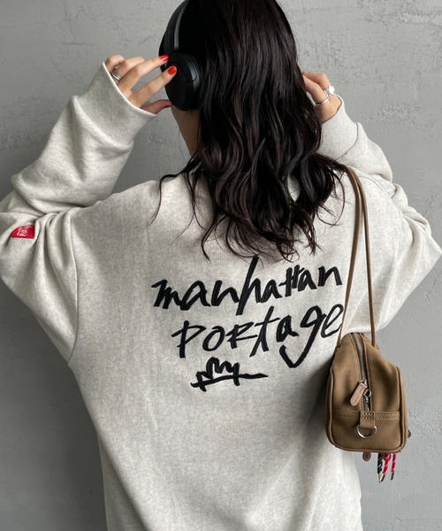 Manhattan Portage（マンハッタンポーテージ）の「[MANHATTAN PORTAGE/マンハッタンポーテージ] 別注 手書き風バック刺繍 クルーネックスウェット（スウェット・レディース・オートミール/ブラック/ブラウン・XL/L/M/S）」の3枚目の写真