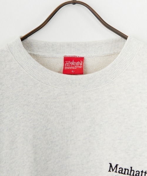 Manhattan Portage（マンハッタンポーテージ）の「[MANHATTAN PORTAGE/マンハッタンポーテージ] 別注 手書き風バック刺繍 クルーネックスウェット（スウェット・レディース・オートミール/ブラック/ブラウン・XL/L/M/S）」の19枚目の写真