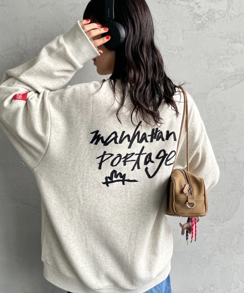 Manhattan Portage（マンハッタンポーテージ）の「[MANHATTAN PORTAGE/マンハッタンポーテージ] 別注 手書き風バック刺繍 クルーネックスウェット（スウェット・レディース・オートミール/ブラック/ブラウン・XL/L/M/S）」の5枚目の写真