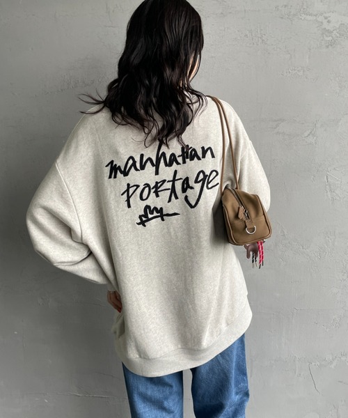 Manhattan Portage（マンハッタンポーテージ）の「[MANHATTAN PORTAGE/マンハッタンポーテージ] 別注 手書き風バック刺繍 クルーネックスウェット（スウェット・レディース・オートミール/ブラック/ブラウン・XL/L/M/S）」の8枚目の写真