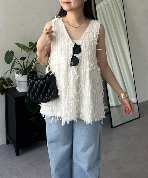 prose verse(プロズヴェール)の「リボンフリンジVネックペプラムベスト(シャツ/ブラウス・レディース・ブラック/アイボリー・LARGE/MEDIUM)」の6枚目の写真