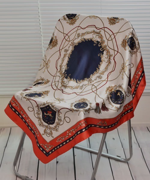 Mayree（メイリー）の「【resonance】フラワー×チェーンデザイン 総柄 シルクタッチ 大判スカーフ【マルチウェイ】（バンダナ/スカーフ・レディース・ネイビー系/アイボリー系/ピンク系・FREE）」の2枚目の写真