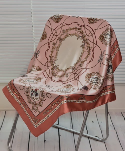 Mayree（メイリー）の「【resonance】フラワー×チェーンデザイン 総柄 シルクタッチ 大判スカーフ【マルチウェイ】（バンダナ/スカーフ・レディース・ネイビー系/アイボリー系/ピンク系・FREE）」の3枚目の写真