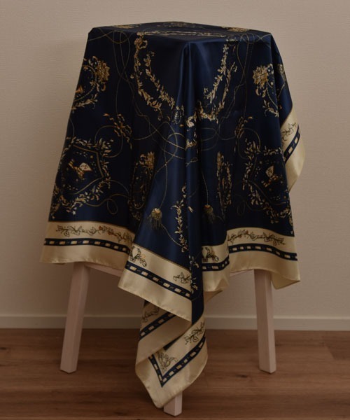 Mayree（メイリー）の「【resonance】フラワー×チェーンデザイン 総柄 シルクタッチ 大判スカーフ【マルチウェイ】（バンダナ/スカーフ・レディース・ネイビー系/アイボリー系/ピンク系・FREE）」の4枚目の写真