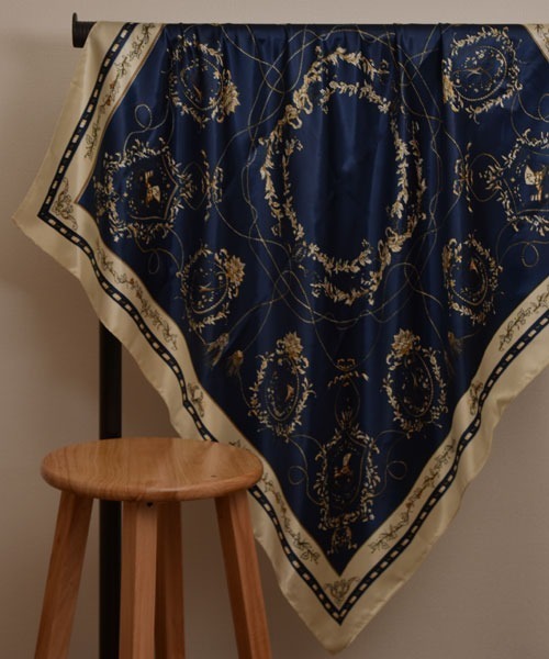 Mayree（メイリー）の「【resonance】フラワー×チェーンデザイン 総柄 シルクタッチ 大判スカーフ【マルチウェイ】（バンダナ/スカーフ・レディース・ネイビー系/アイボリー系/ピンク系・FREE）」の5枚目の写真