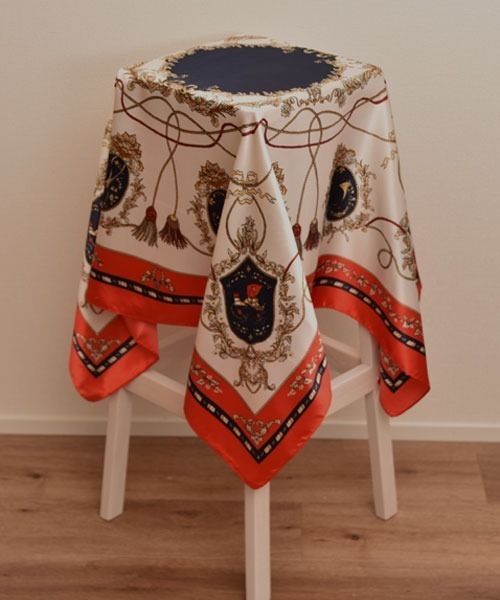 Mayree（メイリー）の「【resonance】フラワー×チェーンデザイン 総柄 シルクタッチ 大判スカーフ【マルチウェイ】（バンダナ/スカーフ・レディース・ネイビー系/アイボリー系/ピンク系・FREE）」の6枚目の写真