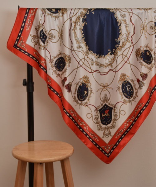 Mayree（メイリー）の「【resonance】フラワー×チェーンデザイン 総柄 シルクタッチ 大判スカーフ【マルチウェイ】（バンダナ/スカーフ・レディース・ネイビー系/アイボリー系/ピンク系・FREE）」の7枚目の写真