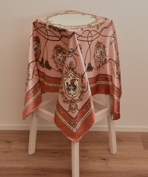 Mayree（メイリー）の「【resonance】フラワー×チェーンデザイン 総柄 シルクタッチ 大判スカーフ【マルチウェイ】（バンダナ/スカーフ・レディース・ネイビー系/アイボリー系/ピンク系・FREE）」の8枚目の写真