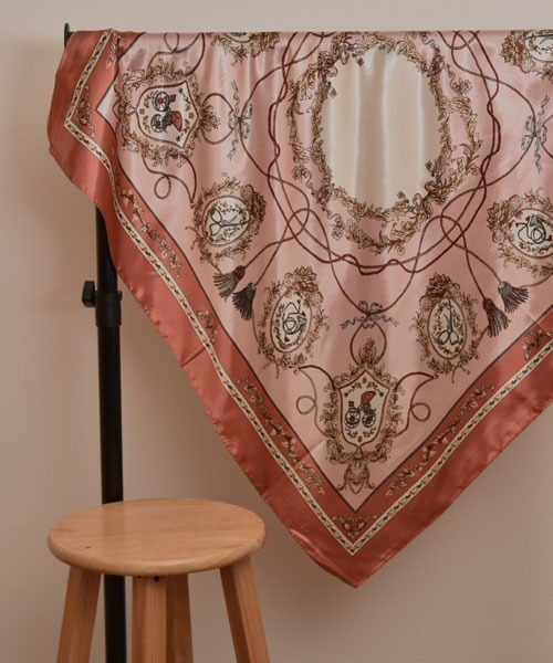 Mayree（メイリー）の「【resonance】フラワー×チェーンデザイン 総柄 シルクタッチ 大判スカーフ【マルチウェイ】（バンダナ/スカーフ・レディース・ネイビー系/アイボリー系/ピンク系・FREE）」の9枚目の写真