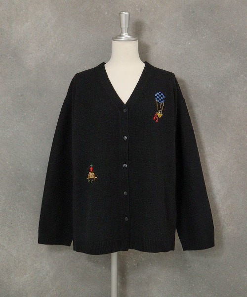 STUDIO PICONE(スタジオピッコーネ)の「ウール100%ピクセル刺繍ニットカーディガン(カーディガン/ボレロ・レディース・レッド/ベージュ/ブラック・M/L)」の4枚目の写真