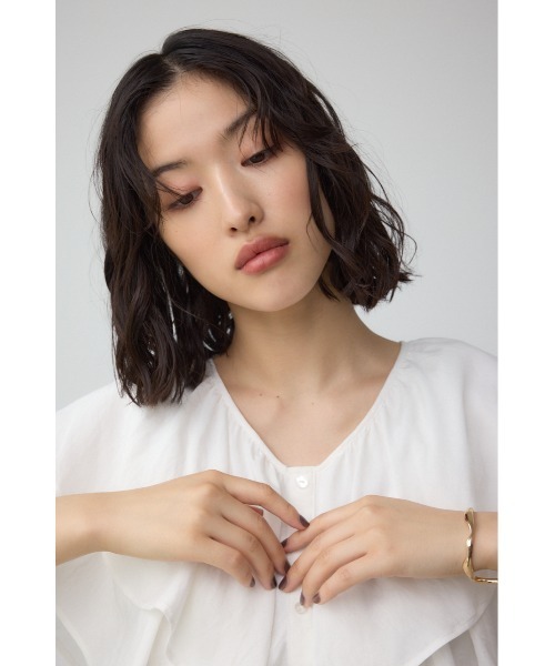 AZUL by moussy(アズールバイマウジー)の「ラッフルペプラムブラウス(シャツ/ブラウス・レディース・ブラック/アイボリー・FREE)」の11枚目の写真
