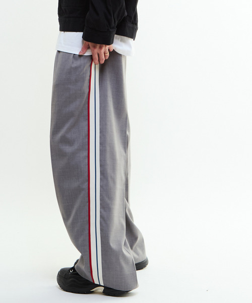 CONVERSE TOKYO(コンバーストウキョウ)の「SIDE LINE WIDE SLACKS(スラックス・レディース・ネイビー/ブラック/グレー・MEDIUM/SMALL)」の3枚目の写真