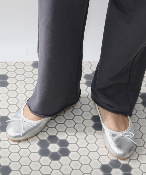 Fin(フィン)の「本革ラウンドバレエシューズ【低反発スポンジ入り】(バレエシューズ・レディース・レッド/ブラック/シルバー・22.5cm/23cm/23.5cm/24cm/24.5cm/25cm)」の3枚目の写真