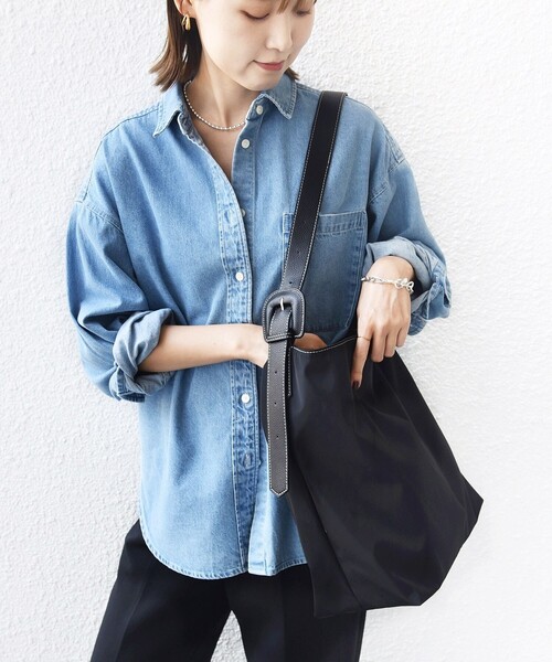 SHIPS（シップス）の「【WEB限定】ベルト デザイン ハンドル A4 トート バッグ（トートバッグ・レディース・ベージュ/ブラック・ONE SIZE）」の2枚目の写真