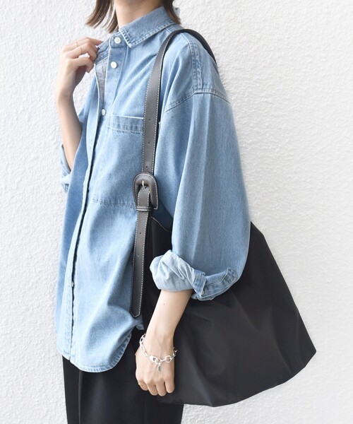 SHIPS（シップス）の「【WEB限定】ベルト デザイン ハンドル A4 トート バッグ（トートバッグ・レディース・ベージュ/ブラック・ONE SIZE）」の4枚目の写真