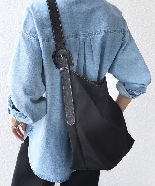 SHIPS（シップス）の「【WEB限定】ベルト デザイン ハンドル A4 トート バッグ（トートバッグ・レディース・ベージュ/ブラック・ONE SIZE）」の6枚目の写真