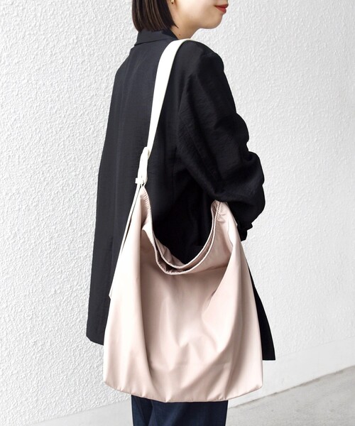 SHIPS（シップス）の「【WEB限定】ベルト デザイン ハンドル A4 トート バッグ（トートバッグ・レディース・ベージュ/ブラック・ONE SIZE）」の15枚目の写真