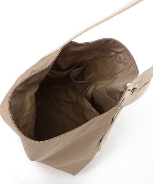 SHIPS（シップス）の「【WEB限定】ベルト デザイン ハンドル A4 トート バッグ（トートバッグ・レディース・ベージュ/ブラック・ONE SIZE）」の22枚目の写真