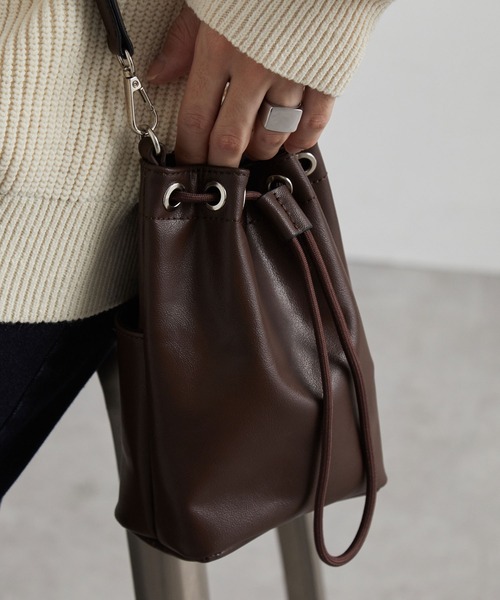 MONO-MART（モノマート）の「牛床革 巾着 ミニ ショルダーバッグ（ショルダーバッグ・メンズ・ブラック/ブラウン/アイボリー/グレー・FREE）」の18枚目の写真
