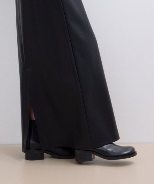 ADAM ET ROPE'(アダムエロペ)の「【WEB限定】シンセティックレザータイトスカート(スカート・レディース・ブラック/オフホワイト/ダークブラウン・36/38)」の22枚目の写真