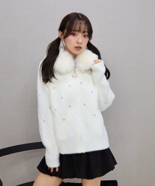 CECIL McBEE(セシルマクビー)の「ビジュー付きファー襟ジップニットカーディガン(カーディガン/ボレロ・レディース・ホワイト/ブラック/ブラウン・MEDIUM)」の2枚目の写真