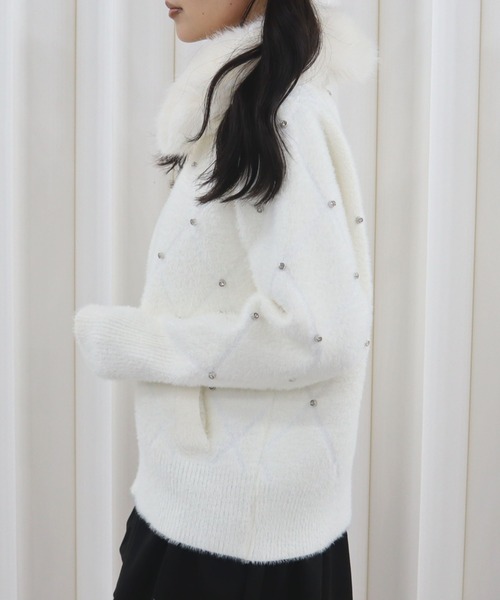 CECIL McBEE(セシルマクビー)の「ビジュー付きファー襟ジップニットカーディガン(カーディガン/ボレロ・レディース・ホワイト/ブラック/ブラウン・MEDIUM)」の7枚目の写真