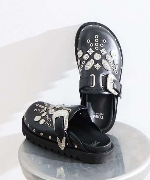 TOGA PULLA（トーガ プルラ）の「メタルコンチョバブーシュ AJ1165