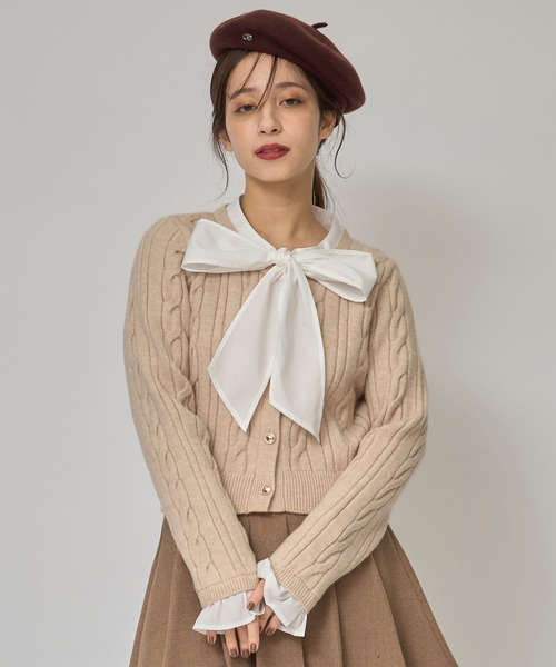 REDYAZEL（レディアゼル）の「ボウタイケーブルニットプルオーバー（ニット/セーター・レディース・レッド/グリーン/ネイビー/ベージュ・FREE）」の2枚目の写真