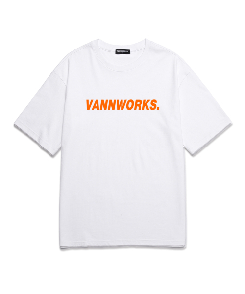 VANNWORKS(バンワークス)の「ベーシックロゴオーバーサイズ半袖Tシャツ (VS0104) ホワイト/オレンジ(Tシャツ/カットソー・レディース・その他・SMALL/X-LARGE/XX-LARGE/LARGE/MEDIUM)」の1枚目の写真