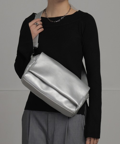 ALTROSE（アルトローズ）の「【500mlペットボトル可】2WAY フラップ ボディバッグ ショルダー バッグ 長方形 合皮（ショルダーバッグ・レディース・ブラック/ゼブラ/ブラック系その他5/シルバー/グレイッシュベージュ・FREE）」の5枚目の写真