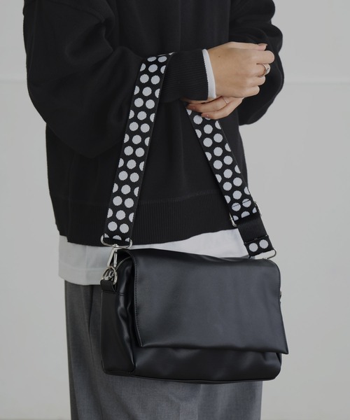 ALTROSE（アルトローズ）の「【500mlペットボトル可】2WAY フラップ ボディバッグ ショルダー バッグ 長方形 合皮（ショルダーバッグ・レディース・ブラック/ゼブラ/ブラック系その他5/シルバー/グレイッシュベージュ・FREE）」の3枚目の写真