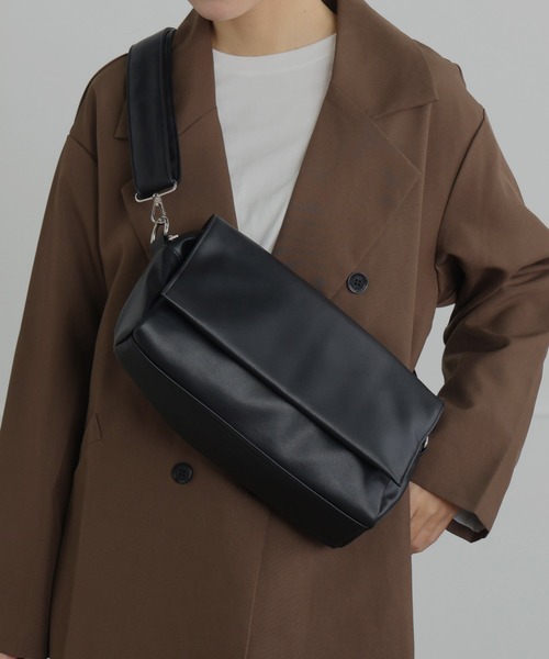 ALTROSE（アルトローズ）の「【500mlペットボトル可】2WAY フラップ ボディバッグ ショルダー バッグ 長方形 合皮（ショルダーバッグ・レディース・ブラック/ゼブラ/ブラック系その他5/シルバー/グレイッシュベージュ・FREE）」の2枚目の写真