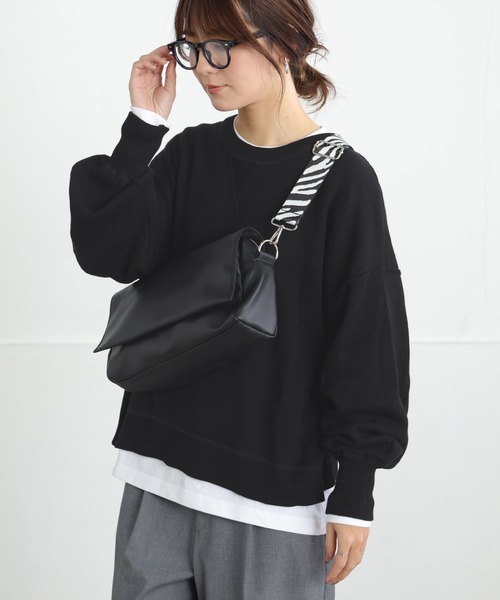 ALTROSE（アルトローズ）の「【500mlペットボトル可】2WAY フラップ ボディバッグ ショルダー バッグ 長方形 合皮（ショルダーバッグ・レディース・ブラック/ゼブラ/ブラック系その他5/シルバー/グレイッシュベージュ・FREE）」の7枚目の写真