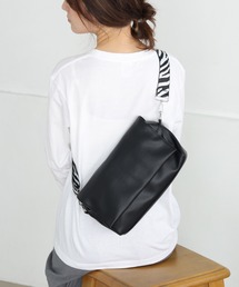 ALTROSE（アルトローズ）の「【500mlペットボトル可】2WAY フラップ ボディバッグ ショルダー バッグ 長方形 合皮（ショルダーバッグ）」