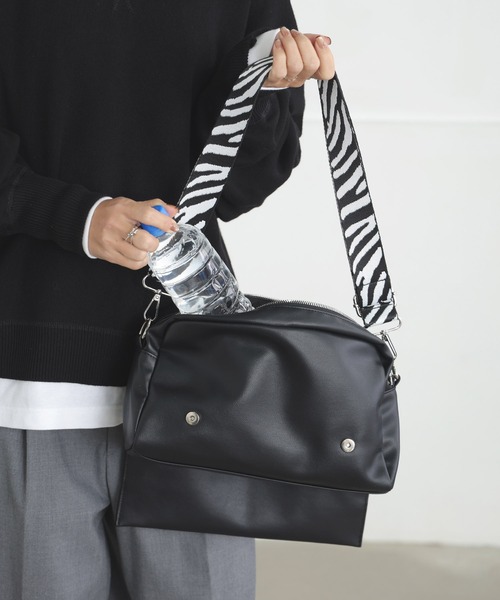 ALTROSE（アルトローズ）の「【500mlペットボトル可】2WAY フラップ ボディバッグ ショルダー バッグ 長方形 合皮（ショルダーバッグ・レディース・ブラック/ゼブラ/ブラック系その他5/シルバー/グレイッシュベージュ・FREE）」の11枚目の写真