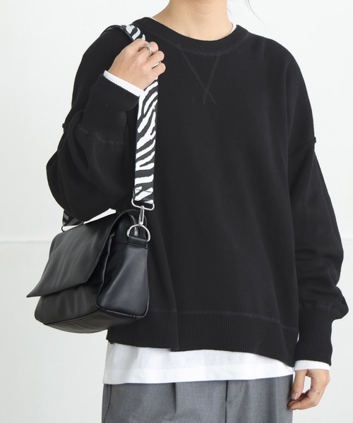 ALTROSE（アルトローズ）の「【500mlペットボトル可】2WAY フラップ ボディバッグ ショルダー バッグ 長方形 合皮（ショルダーバッグ・レディース・ブラック/ゼブラ/ブラック系その他5/シルバー/グレイッシュベージュ・FREE）」の12枚目の写真