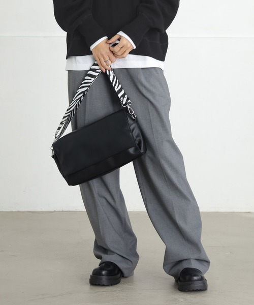 ALTROSE（アルトローズ）の「【500mlペットボトル可】2WAY フラップ ボディバッグ ショルダー バッグ 長方形 合皮（ショルダーバッグ・レディース・ブラック/ゼブラ/ブラック系その他5/シルバー/グレイッシュベージュ・FREE）」の14枚目の写真