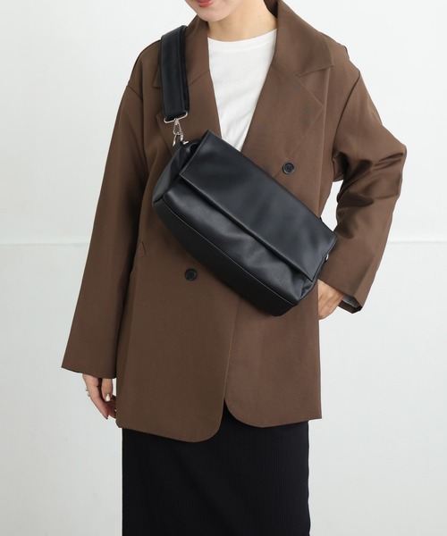 ALTROSE（アルトローズ）の「【500mlペットボトル可】2WAY フラップ ボディバッグ ショルダー バッグ 長方形 合皮（ショルダーバッグ・レディース・ブラック/ゼブラ/ブラック系その他5/シルバー/グレイッシュベージュ・FREE）」の15枚目の写真