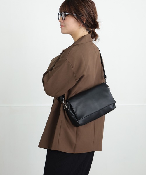 ALTROSE（アルトローズ）の「【500mlペットボトル可】2WAY フラップ ボディバッグ ショルダー バッグ 長方形 合皮（ショルダーバッグ・レディース・ブラック/ゼブラ/ブラック系その他5/シルバー/グレイッシュベージュ・FREE）」の18枚目の写真