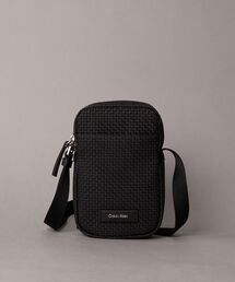 Calvin Klein（カルバン・クライン）の「クロスボディバッグ - エンボススリムリポーターバッグ（ショルダーバッグ）」