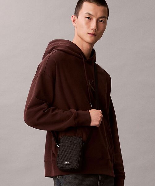 Calvin Klein（カルバン・クライン）の「クロスボディバッグ - エンボススリムリポーターバッグ（ショルダーバッグ・メンズ・ブラック・FREE）」の2枚目の写真