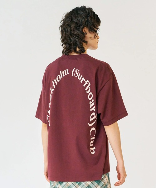 Stockholm Surfboard Club(ストックホルムサーフボードクラブ)の「Stockholm Surfboard Club/ストックホルムサーフボードクラブ 半袖Tシャツ Back Logo T-Shirt(Tシャツ/カットソー・メンズ・ブラック/マルーン/ホワイト・S/M/L/XL)」の3枚目の写真