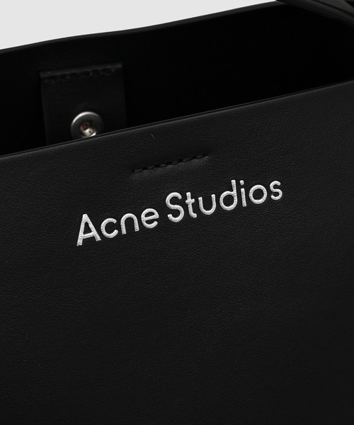 Acne Studios（アクネストゥディオズ）の「MUSUBI MINI R（ショルダーバッグ・レディース・ブラック・ONE SIZE）」の3枚目の写真