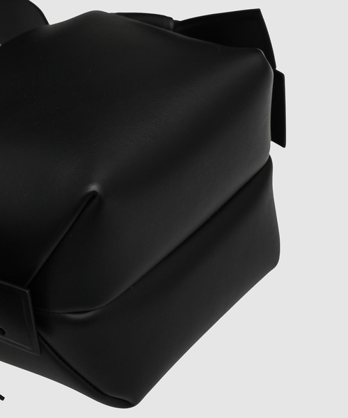 Acne Studios（アクネストゥディオズ）の「MUSUBI MINI R（ショルダーバッグ・レディース・ブラック・ONE SIZE）」の6枚目の写真