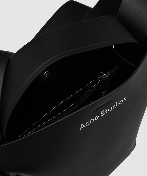 Acne Studios（アクネストゥディオズ）の「MUSUBI MINI R（ショルダーバッグ・レディース・ブラック・ONE SIZE）」の7枚目の写真