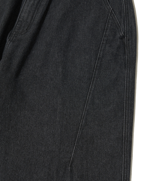 URBANDTYPE（アーバンディタイプ）の「デニムワイドダーツパンツ_ブラック（デニムパンツ・レディース・その他・MEDIUM/LARGE/SMALL）」の6枚目の写真