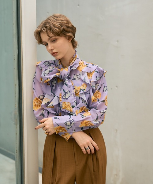 DESIGNWORKS（デザインワークス）の「【セットアップ対応】フラワープリントリボン付きラッフルブラウス（シャツ/ブラウス・レディース・ブラック・38）」の16枚目の写真