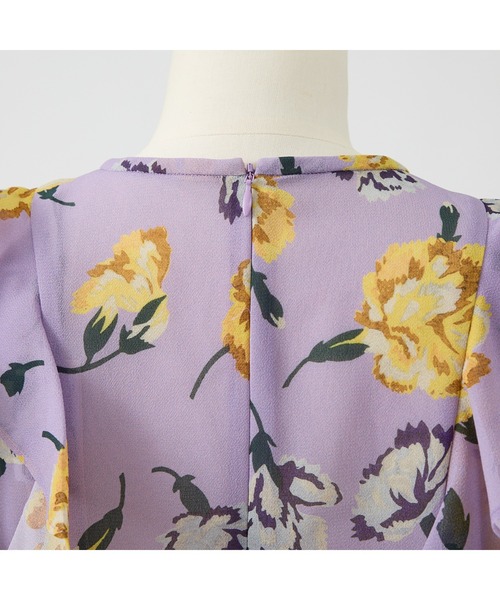 DESIGNWORKS（デザインワークス）の「【セットアップ対応】フラワープリントリボン付きラッフルブラウス（シャツ/ブラウス・レディース・ブラック・38）」の4枚目の写真