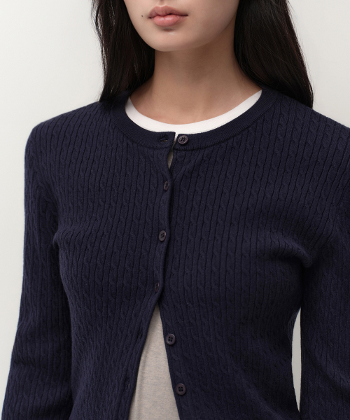 MUSINSA STANDARD WOMAN（ムシンサスタンダードウーマン）の「ウィメンズケーブルラウンドネックカーディガン[ネイビー]（カーディガン/ボレロ・レディース・その他・SMALL/MEDIUM/LARGE/X-SMALL）」の4枚目の写真