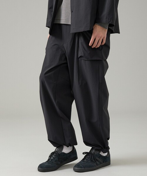 ABAHOUSE（アバハウス）の「【CORDURA】TUCK＆DARTS コーデュラナイロン パラシュートパンツ / セットアップ対応（その他パンツ・メンズ・ブラック/チャコールグレー・46/48）」の2枚目の写真